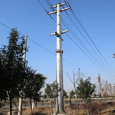 熱い浸された電気事業ポーランド人に電流を通した高圧伝達タワーに金属をかぶせなさい