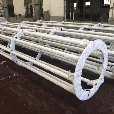 電流を通されたカムフラージュの細胞は熱いすくい、アンテナ ヤシの木の携帯電話タワーそびえている